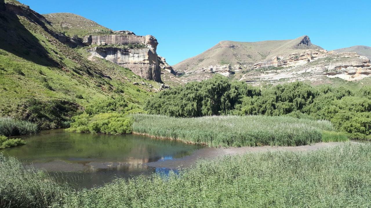 Hotel Honeysuckle Clarens Esterno foto